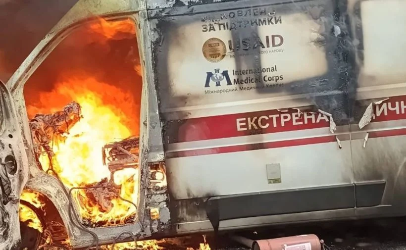 Палаюча машина екстреної допомоги з логотипами USAID та International Medical Corps